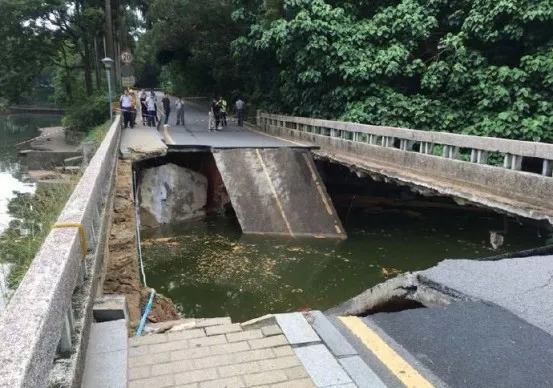 银宾桥桥面坍塌 正面