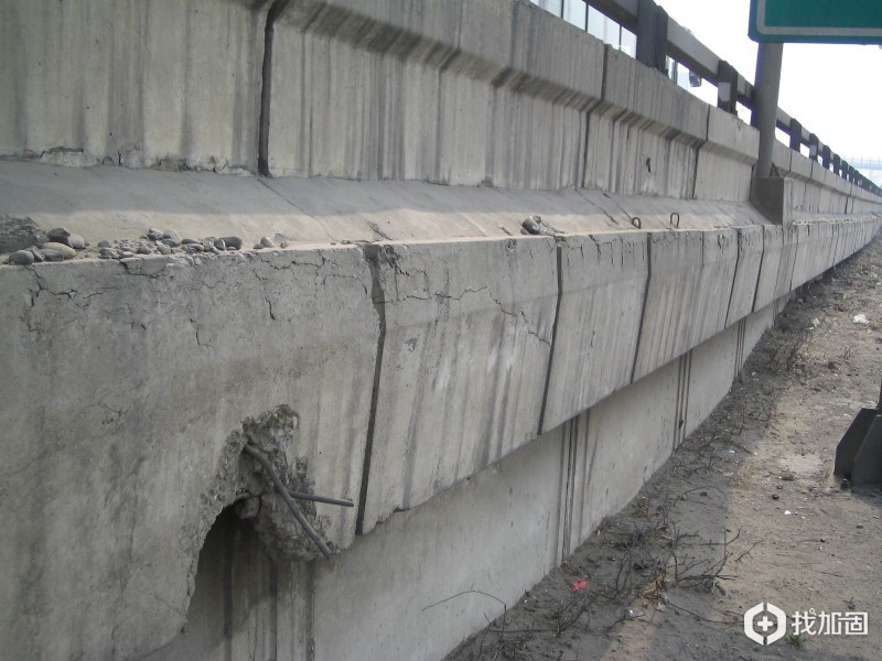高速公路钢筋混凝土损坏情形