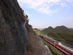 点赞：铁路工务人沿线巡检加固连续作业，力保汛期铁路安全畅通