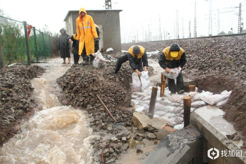 铁路工务人员正在进行抢修加固