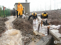 暴雨致火车站道床被淹，站区2道封锁将近2小时，已抢险加固恢复畅通