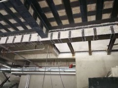 采取粘钢加固法施工后可见鼓包现象，对加固质量有什么损害?