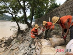 大船运输铲车助阵 南铁台风前完成塌方点临时加固