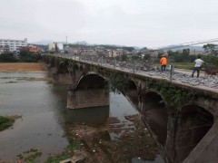 选择对旧桥进行加固改造还是重建的因素有哪些？