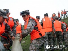 武警黑龙江省总队400余名官兵22小时加固千米大堤