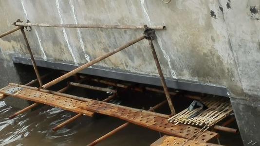 桥墩水下植筋加固施工