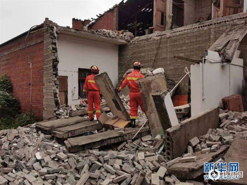 9月8日，消防人员在内江市市中区全安镇开展救援工作