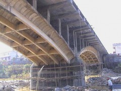 如何对车流量大的桥梁进行加固补强施工？