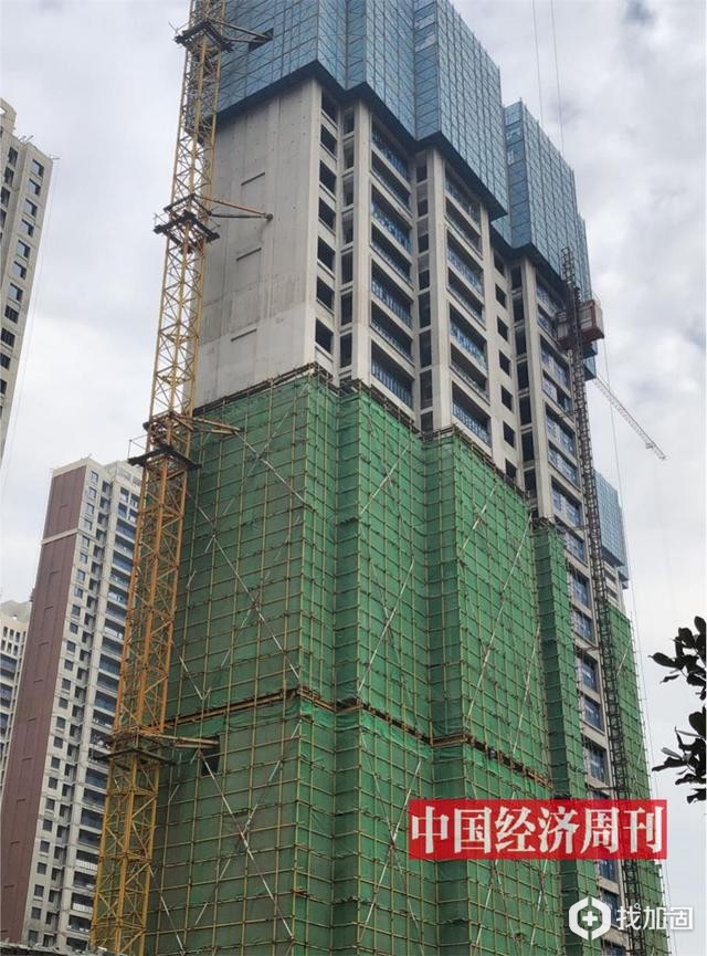 新城国际花都C10栋涉“问题混凝土”的楼层正被拆除  《中国经济周刊》记者郭志强|摄