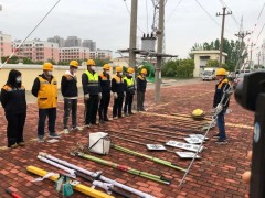 武汉铁路局随州接触网工班组织开展了防洪防汛实战演练