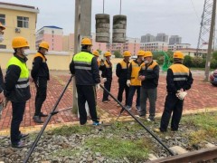 武汉铁路局随州接触网工班组织开展了防洪防汛实战演练
