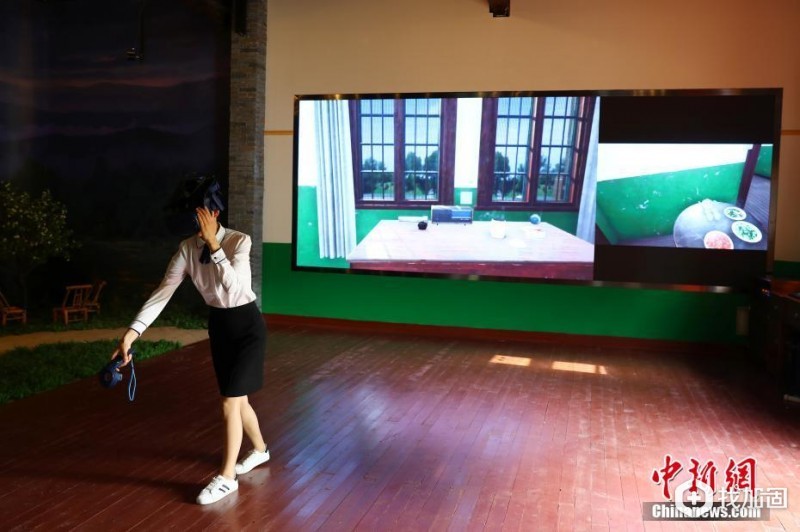 5月18日，在南昌小平小道陈列馆VR体验厅，工作人员佩戴VR（虚拟现实）眼镜进行演示。