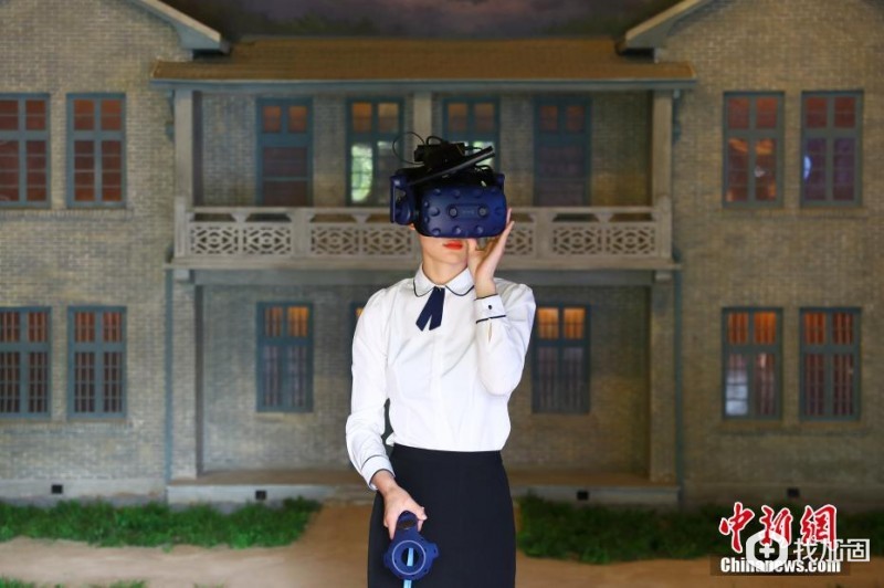 5月18日，在南昌小平小道陈列馆VR体验厅，工作人员佩戴VR（虚拟现实）眼镜进行演示。