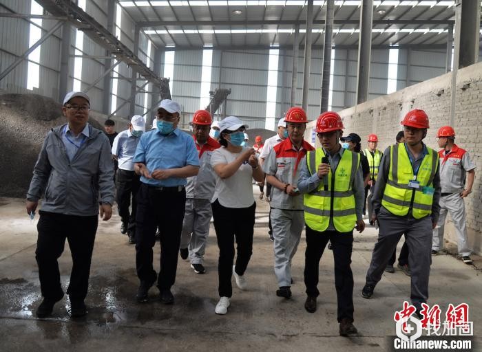 临汾市副市长潘海燕(女)等一行人实地现场观摩路面改造工程（任丽娜 摄）