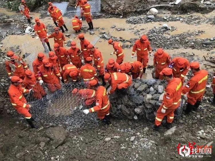 7月1日，凉山森林消防在木里项脚乡灾害现场用铁丝网加固河岸