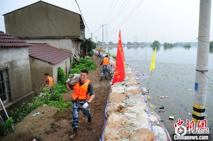 7月14日，中国人民解放军94655部队官兵驰援安徽省芜湖市繁昌县荻港镇庆大圩，开展防汛抢险行动，对堤坝进行进一步加固。　杨大伟 摄