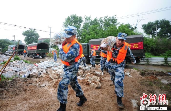 7月14日，中国人民解放军94655部队官兵驰援安徽省芜湖市繁昌县荻港镇庆大圩，开展防汛抢险行动，对堤坝进行进一步加固。　杨大伟 摄