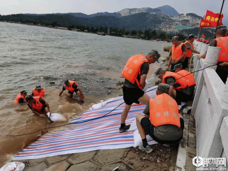 舟桥旅官兵正在抢修加固南康堤损毁地段
