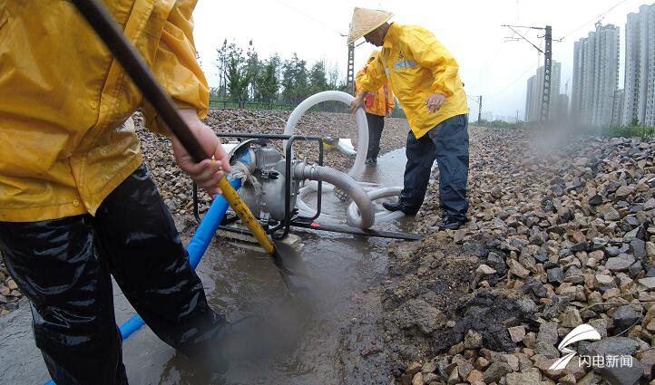 利用抽水机排出铁路道床积水