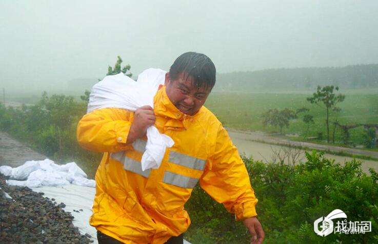 作业人员雨中运送沙袋