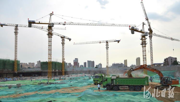 2020年7月29日，唐山市丰润区浭阳街道棚户区改造工程现场，大型机械设备正在紧张施工。