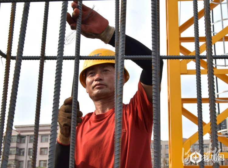 2020年7月29日，唐山市丰润区浭阳街道棚户区改造工程现场，工人正在紧张施工。