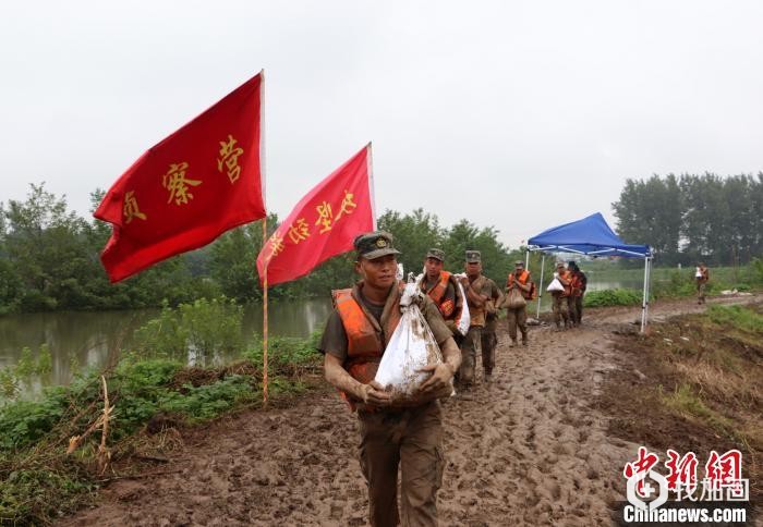 第71集团军“攻坚劲旅”组织“党员突击队”搬运沙袋。　朱晶晶 摄