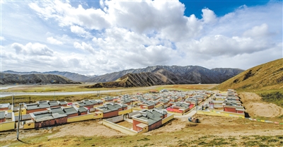 果洛藏族自治州甘德县岗龙村民，住进了黄河岸边的宽敞新居。