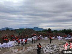 涪江四川三台境内水位猛涨 救援人员全力加固河堤