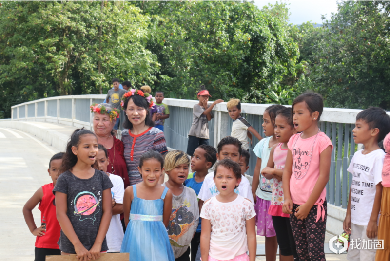 当地居民自发组织了儿童合唱庆祝卡玛桥顺利开通并为援建人员送上真挚的祝福