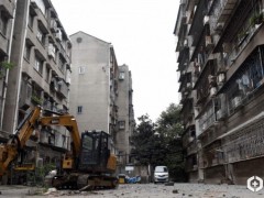 荆州区首批9个老旧小区加固改造施工正酣