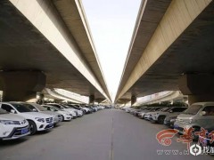 西安二环桥下停车场传闻要拆车主很慌 官方：进行提升加固改造