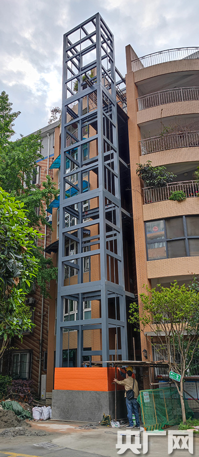 电梯钢架结构基本已经完工（记者 刘涛摄）