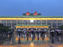 今起，西安站改新建北侧高架候车室正式投用！
