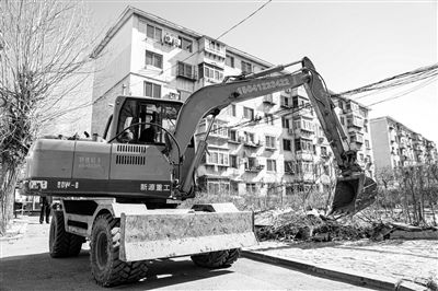 3月29日，皇姑区北陵小区进行拆违治乱行动，增加停车位、建设绿地和休闲景观