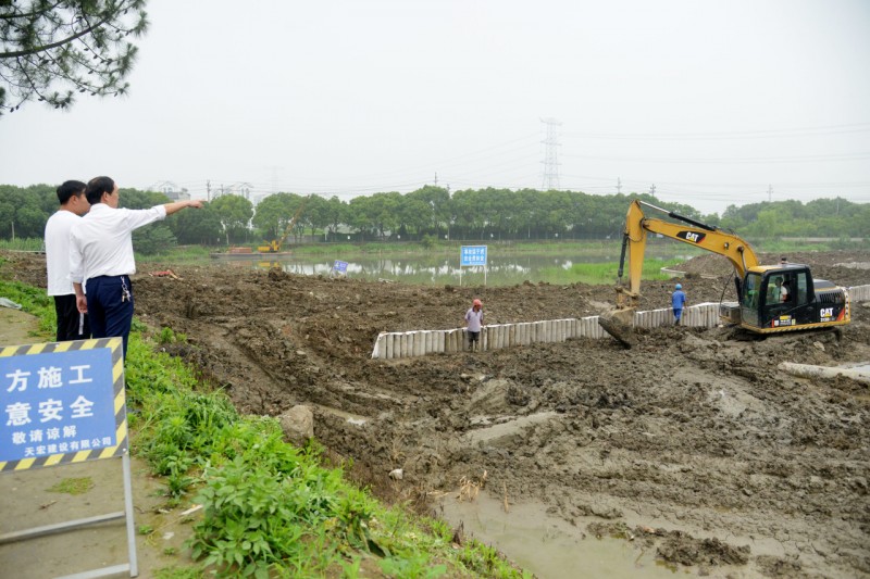 上海市浦东新区航头镇沉香村加高加固防洪堤岸 