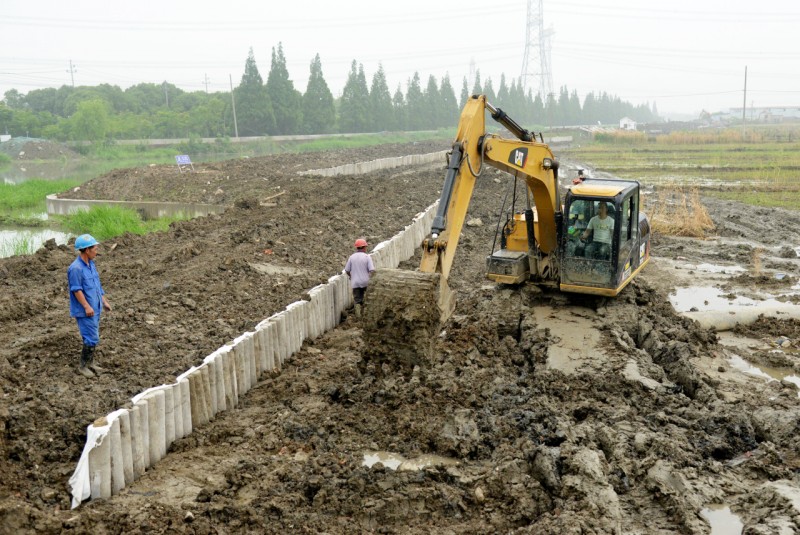 上海市浦东新区航头镇沉香村加高加固防洪堤岸 