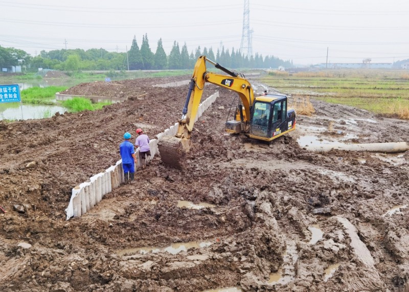 上海市浦东新区航头镇沉香村加高加固防洪堤岸 