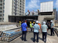 武汉江汉区依法拆除两处楼顶违建，助推老旧小区环境升级
