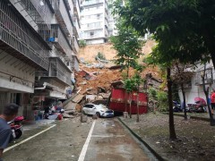 四川阆中一小区地基塌陷疏散百余人 专家：楼房基础目前稳定，继续下雨堪忧
