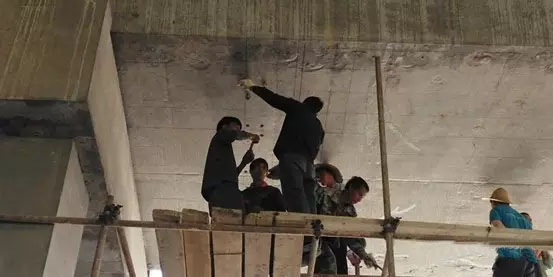预应力碳板锚具位置放线打孔