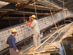 应用哪种材料更能保证桥梁加固工程完工效果好？