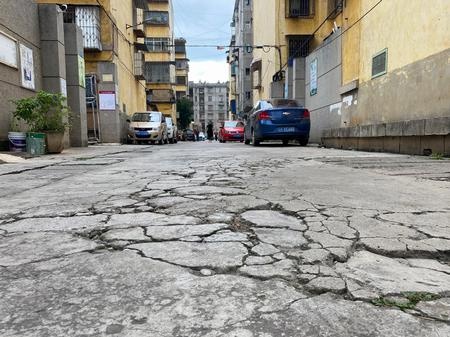 小区内道路多已破损不堪