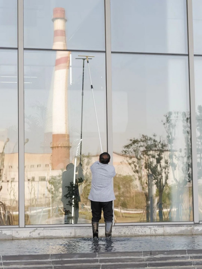 2021年11月，上海宝山，玻璃幕墙正在清洁中。澎湃新闻记者 周平浪 图