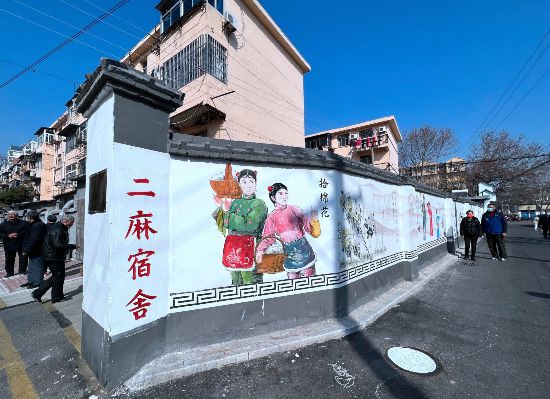 位于涂山路七巷内的文化墙上有着很多泗州戏经典人物造型