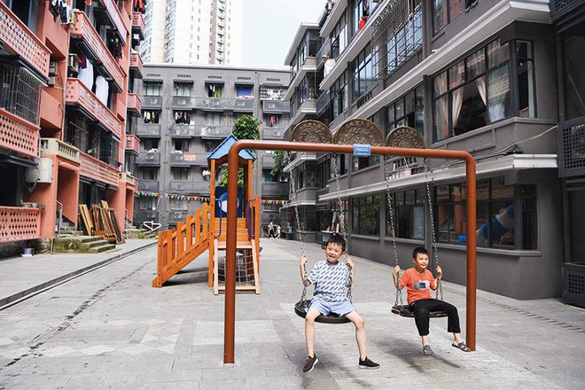 小朋友在重庆市南岸区改造后的长江村小区内玩耍（2021年6月1日摄） 王全超摄/本刊